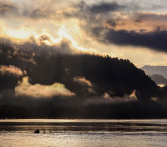 Рассвет на Телецком озере