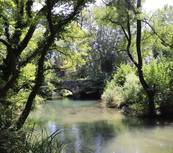 Река белая, а далеке акведук