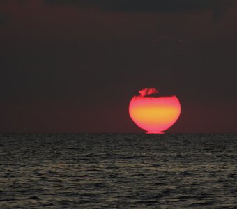Пейзаж-Закат солнца на море.
