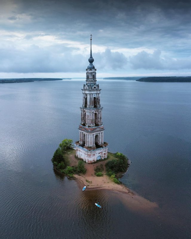 Храмы вдоль реки с высокой спинкой