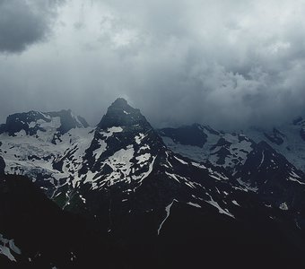 Домбай, на горе Мусса-Ачитара (надвигается гроза)