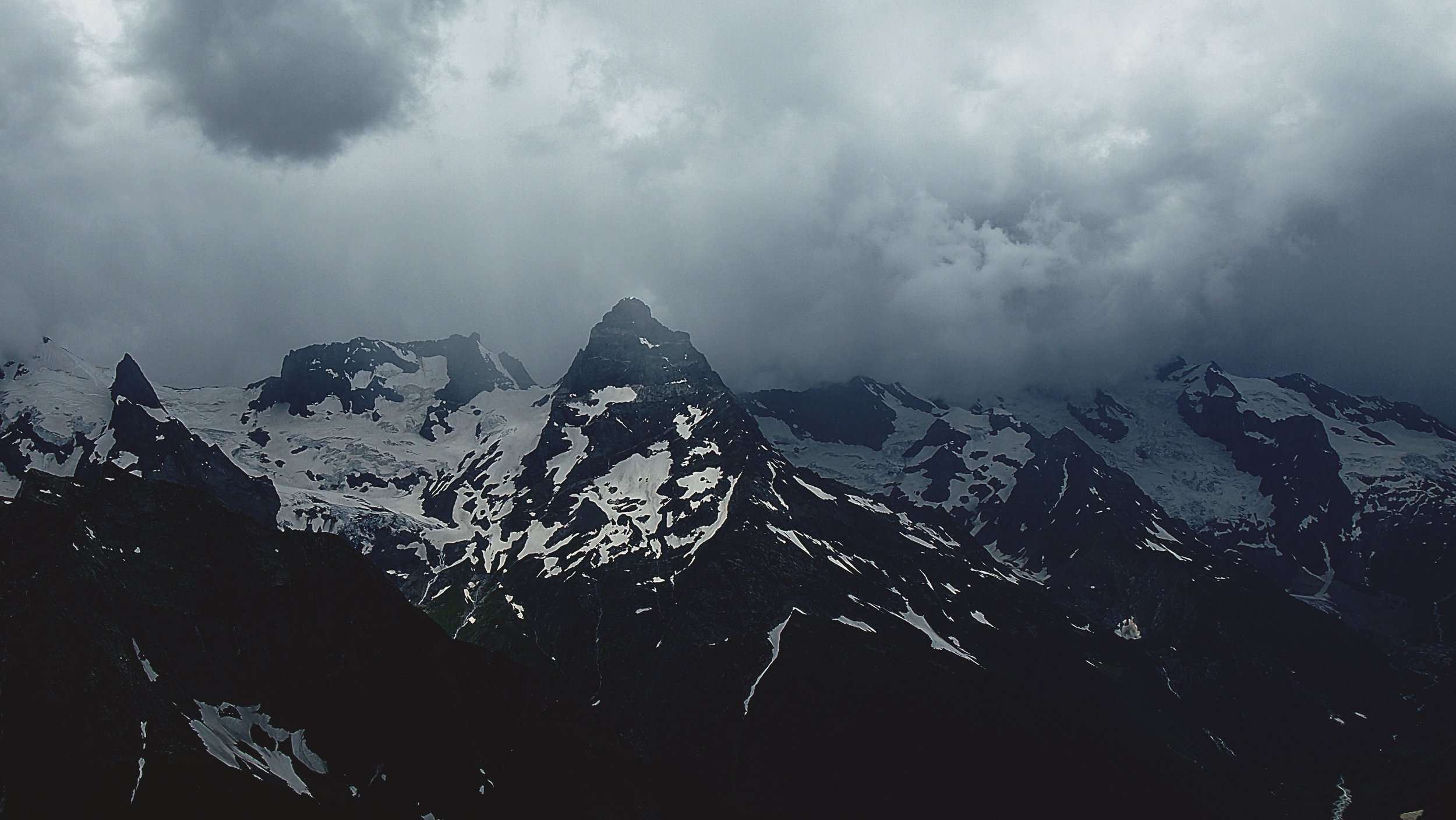 Домбай, на горе Мусса-Ачитара (надвигается гроза)