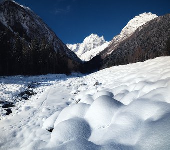 Сказочная ночь в Аманаузском ущелье. Северный Кавказ, Домбай.