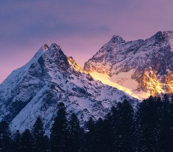 Домбай-Ульген в закатном пожаре.