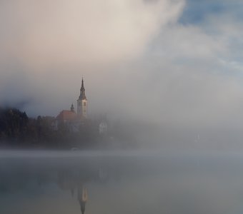 Туман на озере Блед