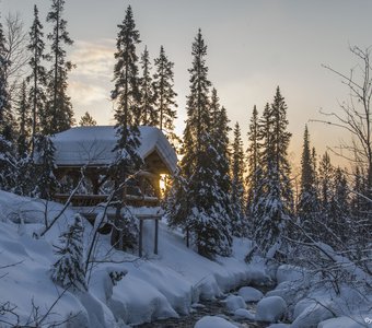 Зима-кудесница в разгаре Сугробы снежные метёт