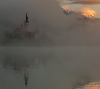 Рассвет на озере Блед. Словения.