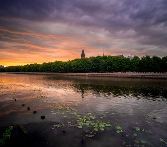 Пламенный закат на реке Преголя