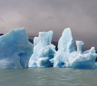 Айсберг в ледниковом озере
