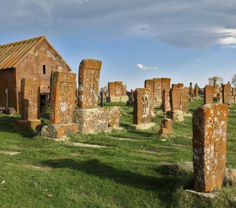 Средневековое кладбище Норатус
