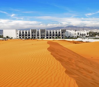 Отель и песчаные дюны соседствуют друг с другом
