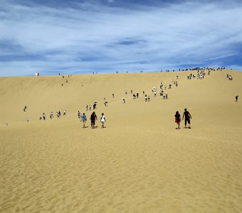 Люди и песок