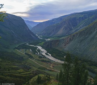 Вид на долину реки Чулышман с перевала Кату-Ярык