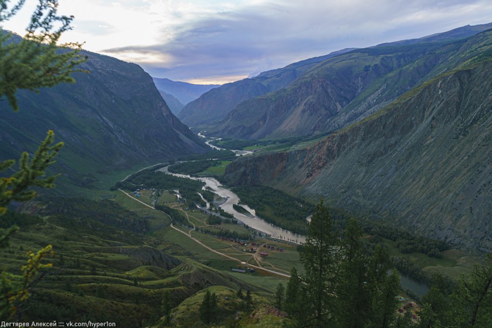 Вид на долину реки Чулышман с перевала Кату-Ярык