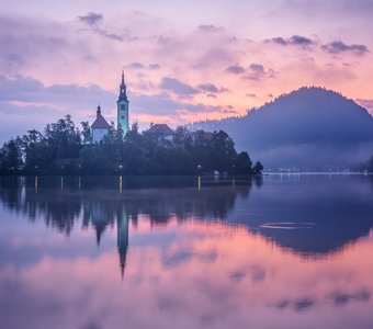 Рассвет на озере Блейско (Словения)