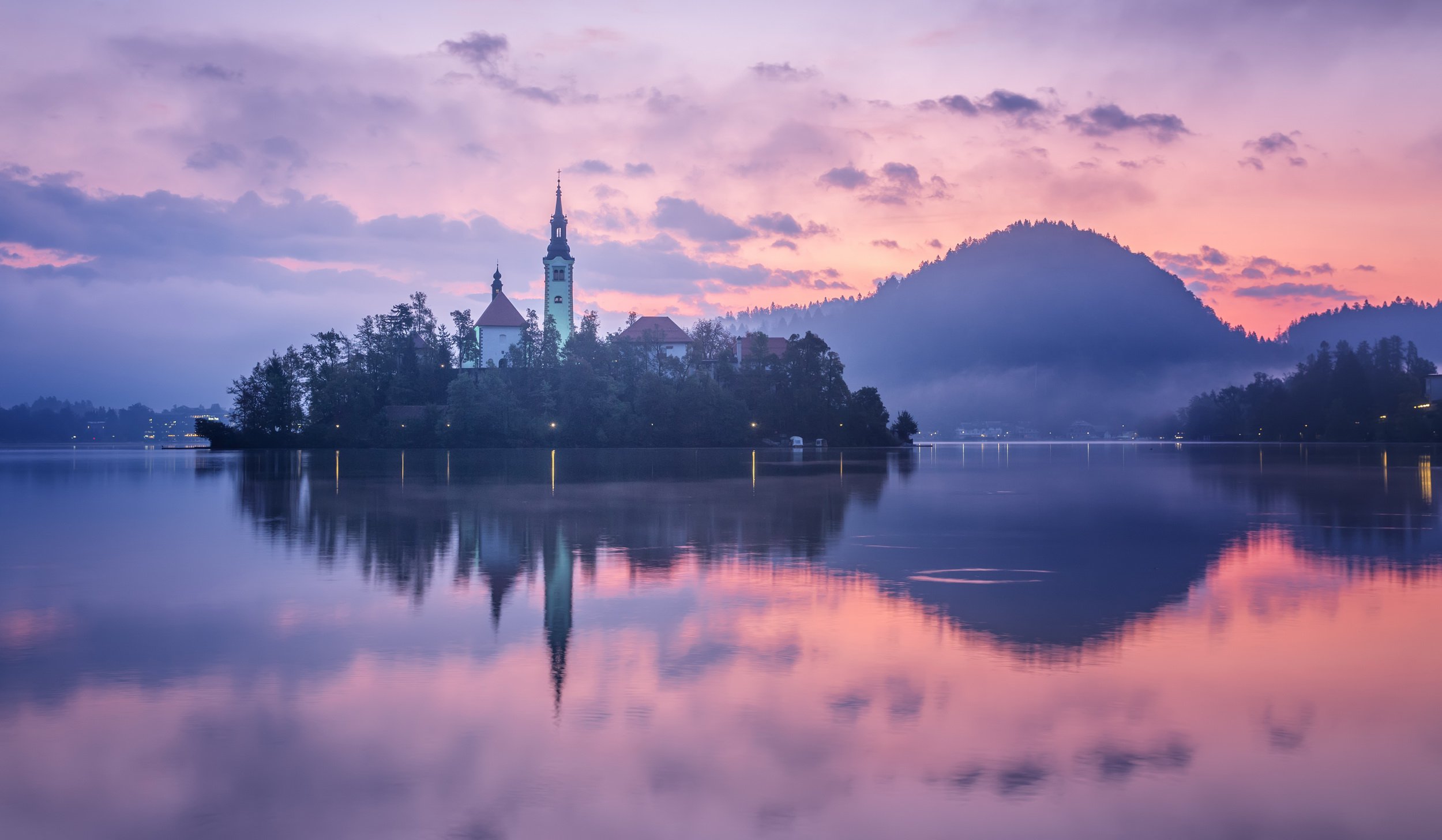 Рассвет на озере Блейско (Словения)