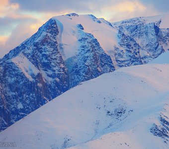 Вершины Северо-Чуйского хребта на закате