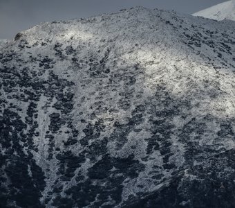 Снежная вершина горы.