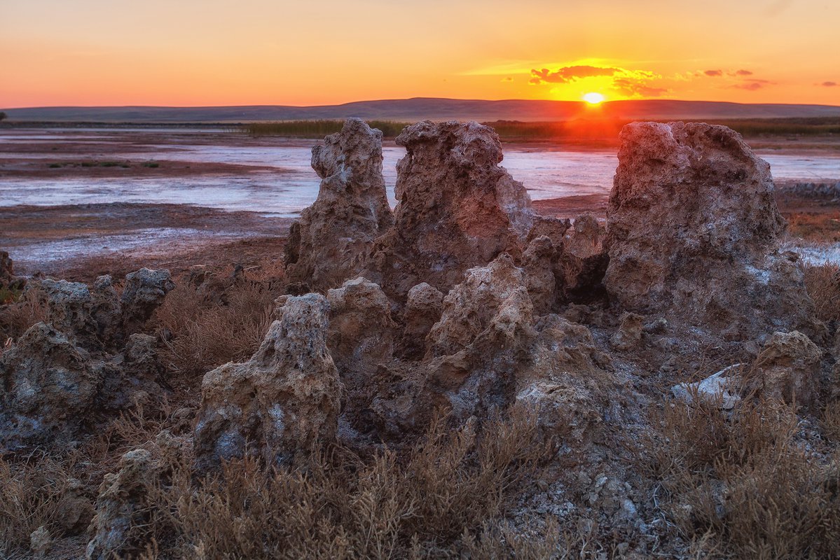 Оренбург природа. Красная Круча Оренбургская область. Раскинувшийся пейзаж. Солнечная Долина гиблое место фигуры на берегу моря.