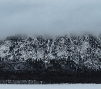 Снежная вершина горы.