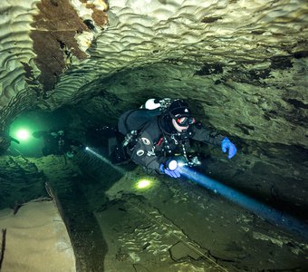 40м под землей в тоннеле с кристальной водой
