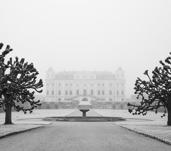Замок Милотице зимним морозным утром.