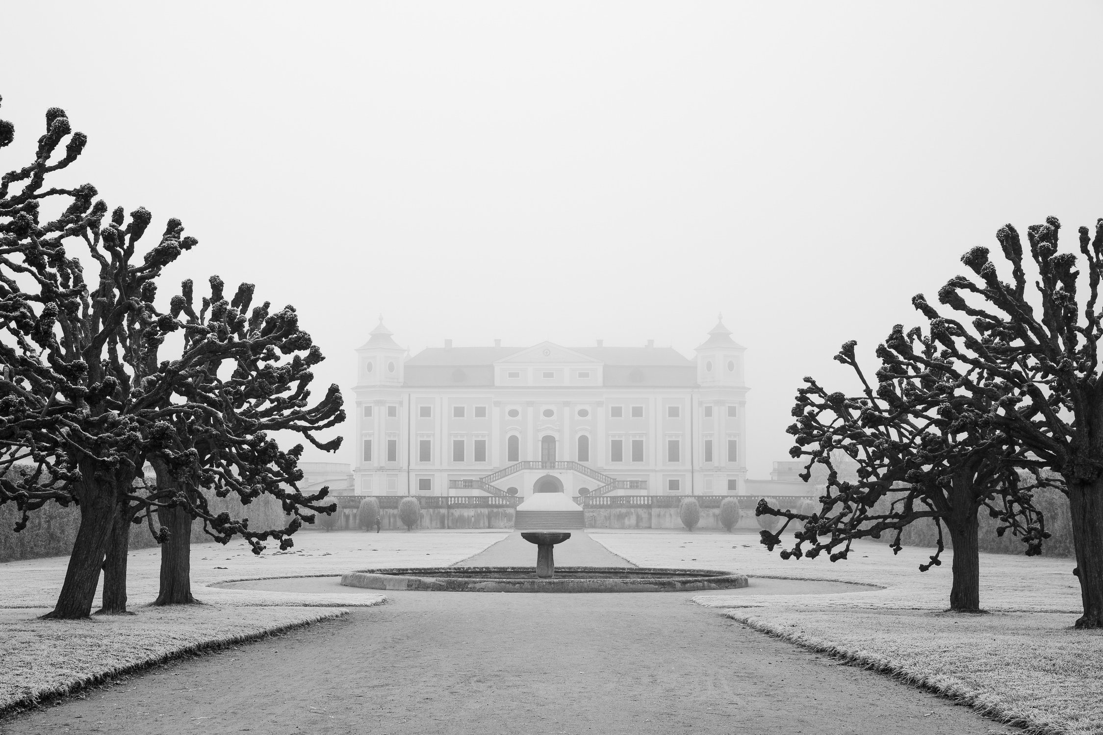 Замок Милотице зимним морозным утром.
