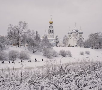 Зимняя рыбалка на фоне древнего кремля