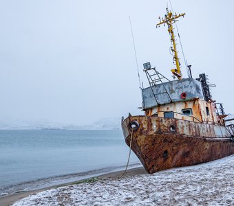 Выброшенное рыболовное судно на берегу Териберки