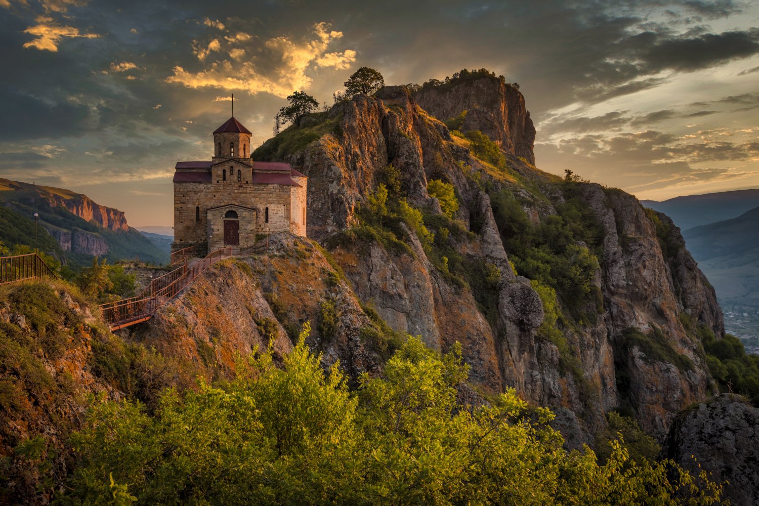 старая церковь на горе