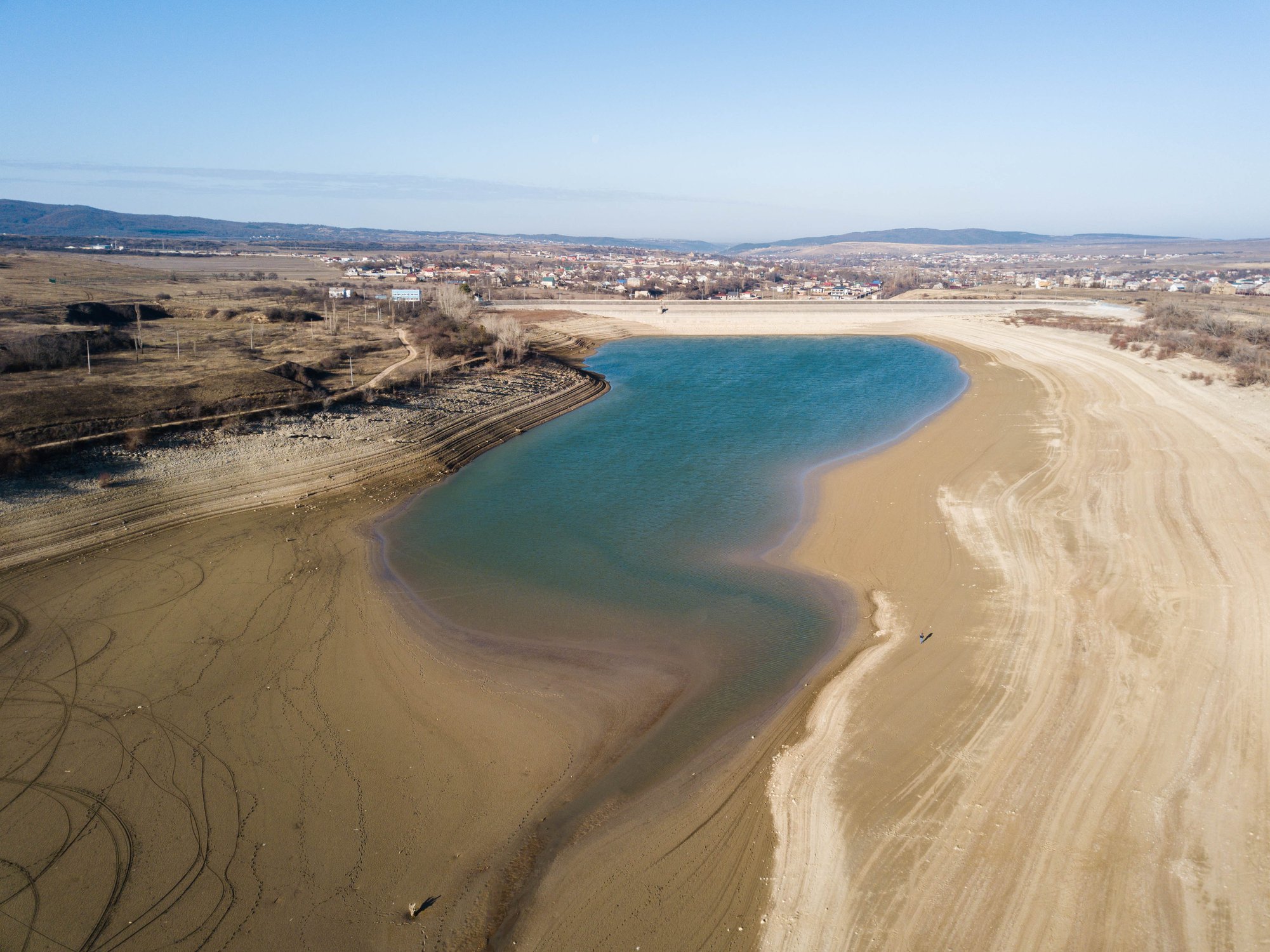 Высохло водохранилище. Аянское водохранилище в Крыму сейчас. Аянское водохранилище в Крыму пересохло. Высохшее водохранилище. Пересохшее Льговское водохранилище.