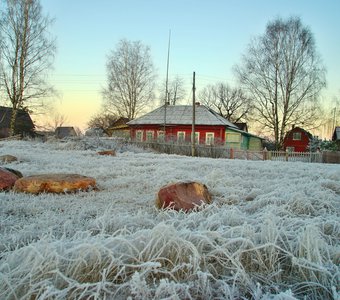 Утопает деревенька в инее