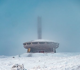 Заброшенный храм коммунизма в горах Болгарии