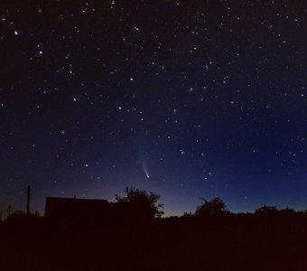Яркая комета C/2020 F3 NEOWISE.