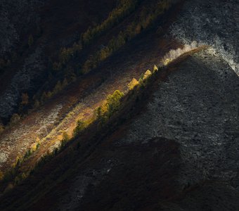 Вечерний свет на горе