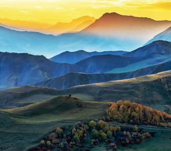 Горы Ингушетии - это альпийские луга, величественные пики гор, россыпь древних родовых башен, бурлящие реки и невероятные краски неба.