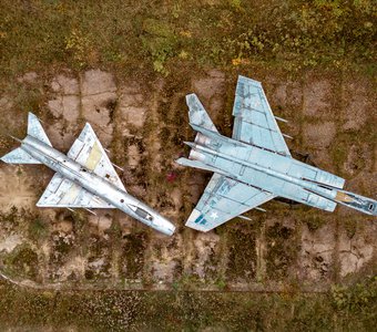 Заброшенные военные самолеты в лесу