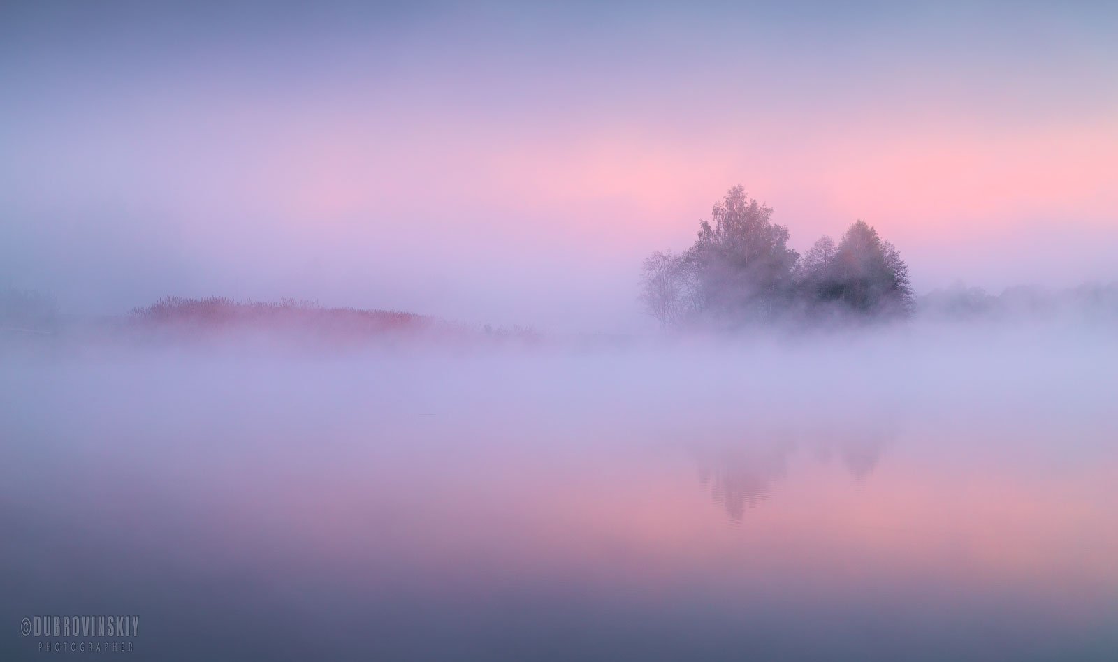 Песня над рекой туман будто сизый. Фон туман. Розовый туман. Разноцветный туман. Розовый туман фон.