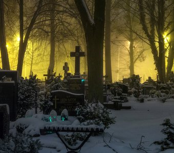Зимняя ночь на кладбище