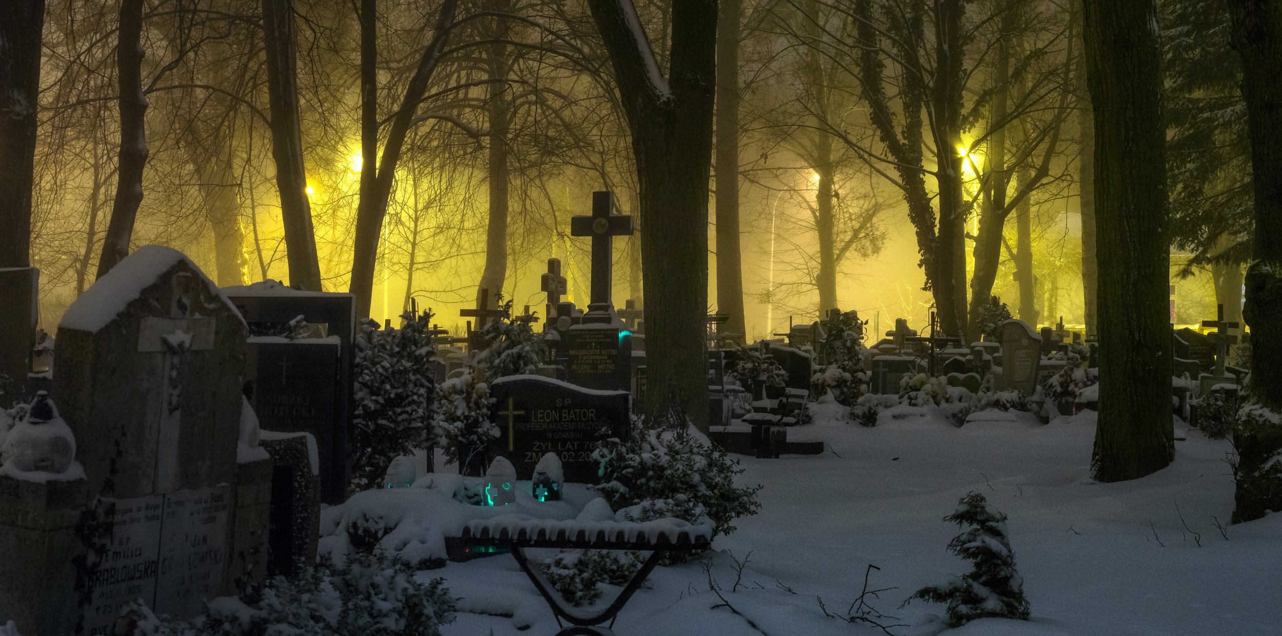 Зимняя ночь на кладбище