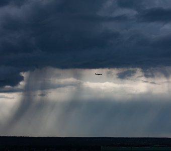 Реактивный самолёт вырвался из грозы