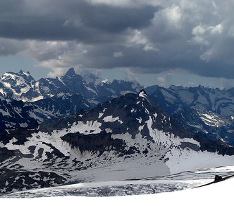 плато Хотютау, гора Уллукамбаши, вдали высится пик Далар. вид со станции Гара-Баши, Эльбрус