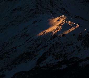 Первые лучи солнца в горах Кавказа