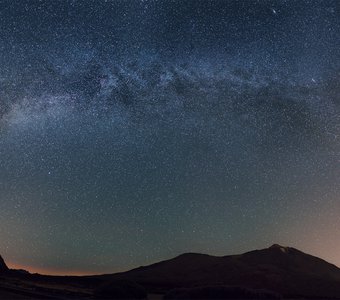 Вулкан Тейде на фоне Млечного пути