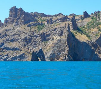 Кара-Даг, скала "Золотые ворота" и бирюзовое море