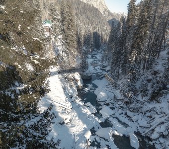 Горная река под снегом