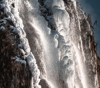 Хрусталь замерзшего водопада.