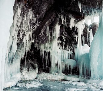 Пещеры с водой изо льда