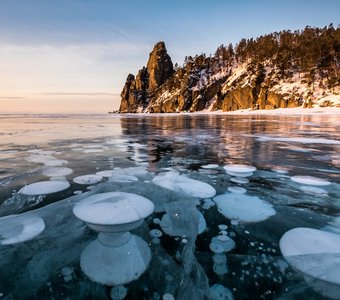 Пузыри метана в Байкальском льду