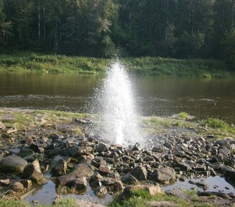 Природный гейзер у реки Ай